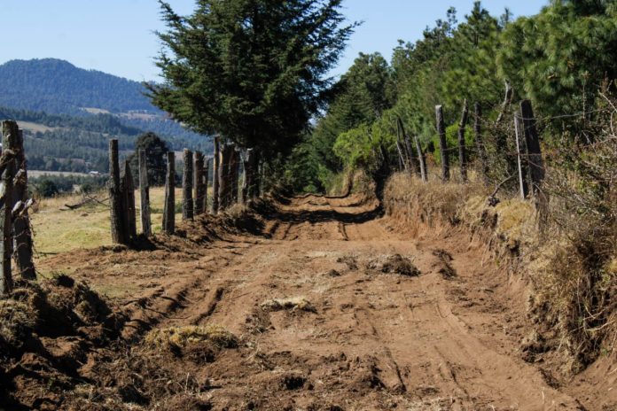 Cumple alcalde de Pátzcuaro, Julio Arreola con el revestimiento de caminos en zona rural