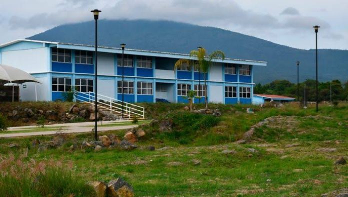 Padres de familia enojados por mal trabajo del director del colegio de bachilleres de Villas del Pedregal