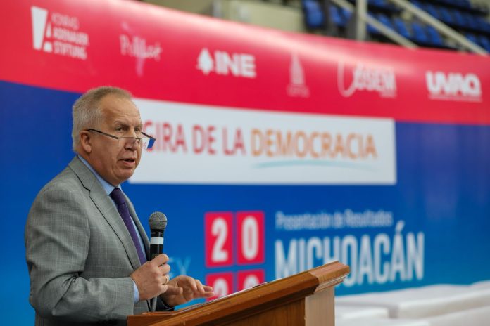 UVAQ sede de la gira de la democracia