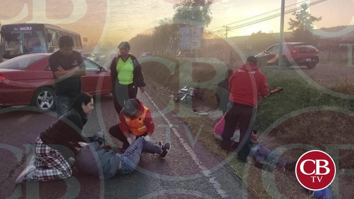 Choque múltiple deja dos motociclistas heridos
