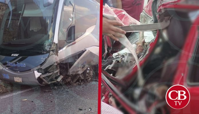 Brutal choque de autobús y auto deja un lesionado