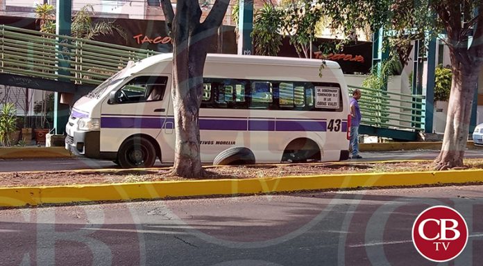 Se le sale una llanta sobre calzada La Huerta