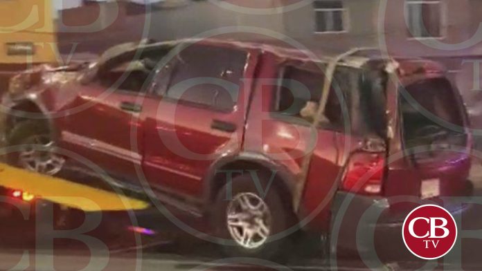 Vuelca camioneta y termina en canal de aguas de Morelia