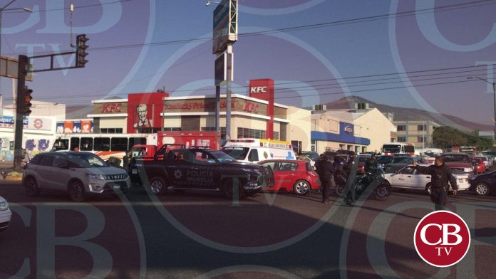 Choca ambulancia y auto en la avenida Madero Poniente