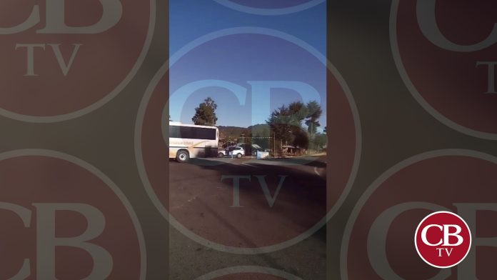 Comuneros bloquean carretera Peribán-Uruapan