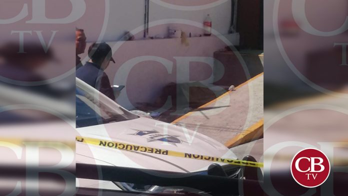 Hallan a mujer muerta afuera de un Oxxo de Uruapan