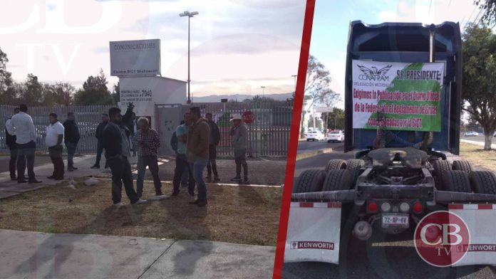 Traileros se manifiestan afuera de la SCT