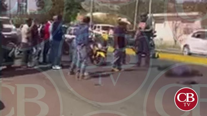 Papá presencia la muerte de su hijo al viajar en motocicleta sin casco