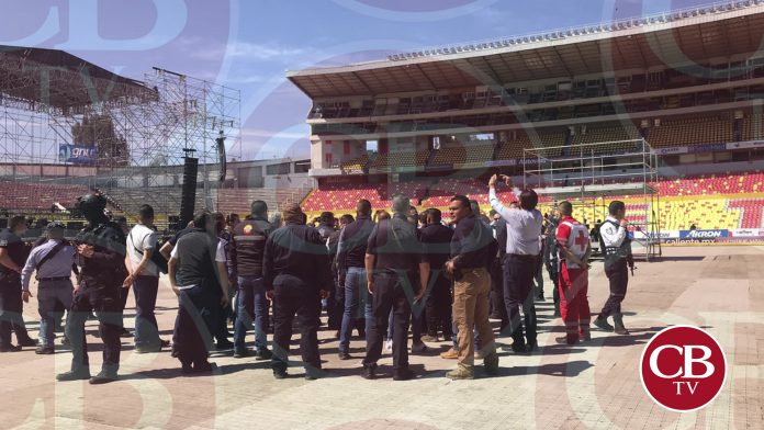 ¡En exclusiva! Protegen el pasto del Estadio Morelos con bases plásticas para su primer concierto, ¿será suficiente?