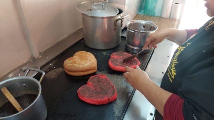 Crean tortas de corazón para el Día de San Valentín en Tampico