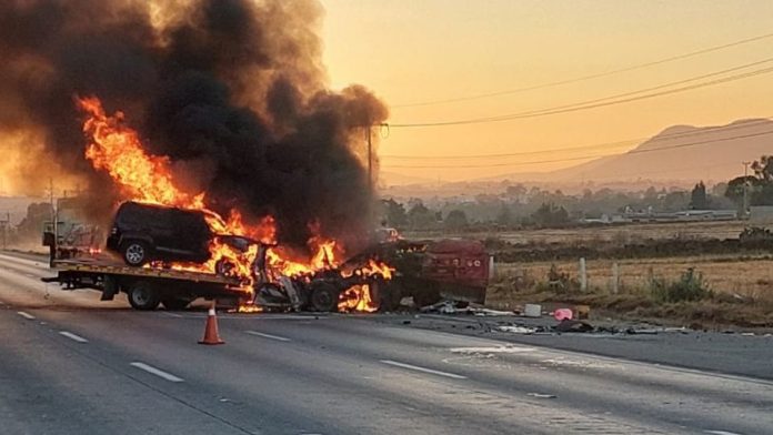 Caos en la carretera México-Querétaro: chocan 3 vehículos y se incendian