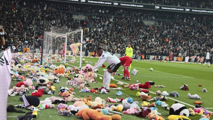 ‘Lluvia de peluches’ en partido de Turquía en favor de niños sobrevivientes del sismo