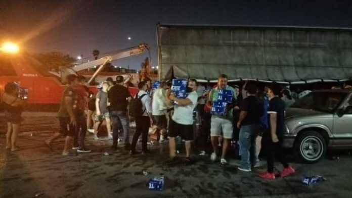 Volcadura de un tráiler de cerveza termina con rapiña