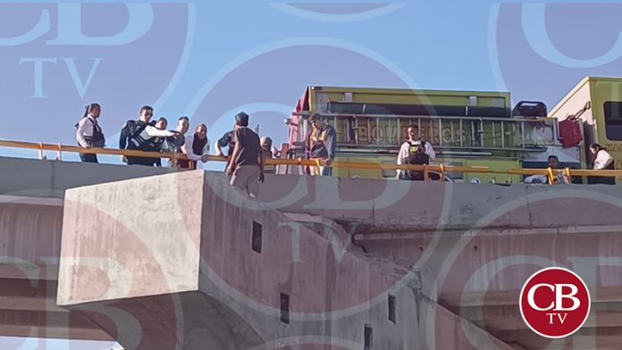Joven amenaza con aventarse de un puente de Morelia
