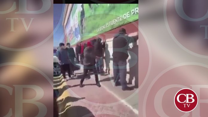 Tablean a choferes de Uber por no pagar la cuota (VIDEO)