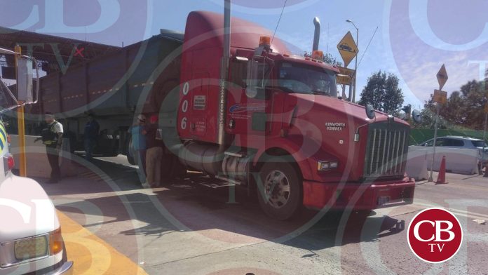 Tráiler queda ensartado en una caseta de peaje de la Siglo XXI