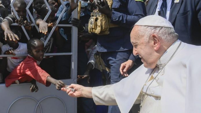 Vaticano publica la foto de un niño que da limosna al papa en Sudán del Sur; país más pobre del mundo