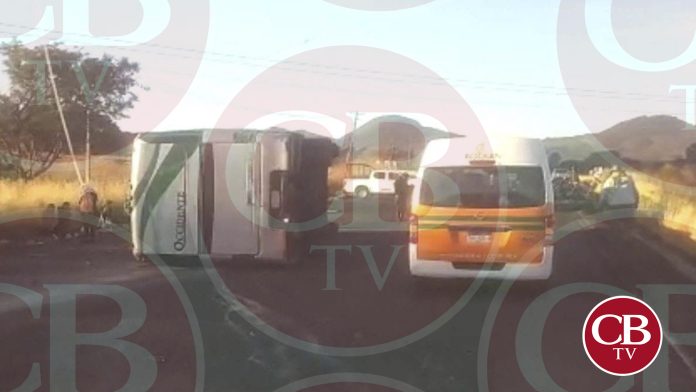 Vuelca autobús en la Jacona - Los Reyes