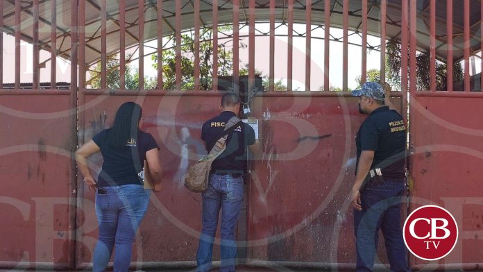 Revientan bodega y hallan vehículos robados en Apatzingán