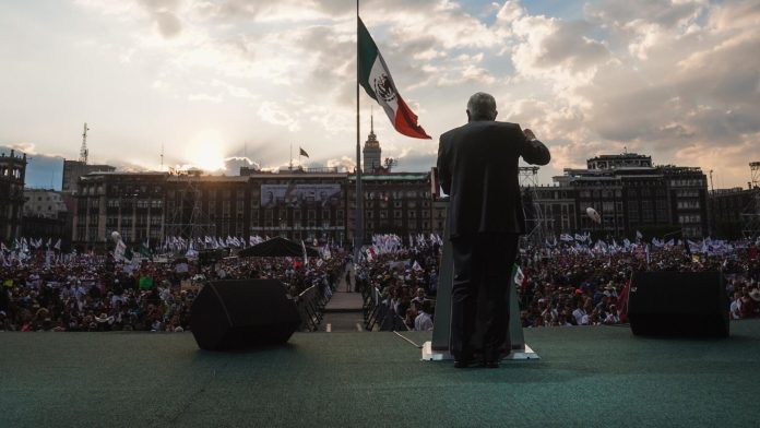 Detienen a hombres armados por robo de celulares durante mitín de AMLO
