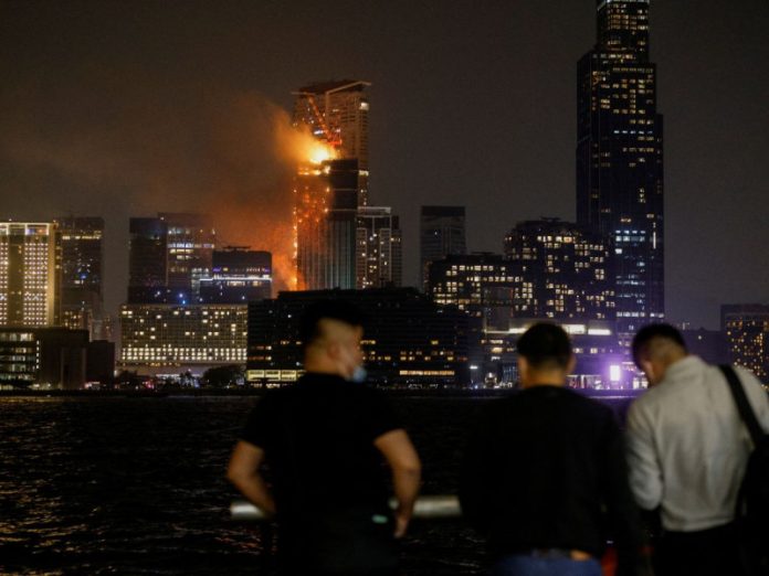 VIDEO: Reportan incendio en un edificio en construcción en el centro de Hong Kong