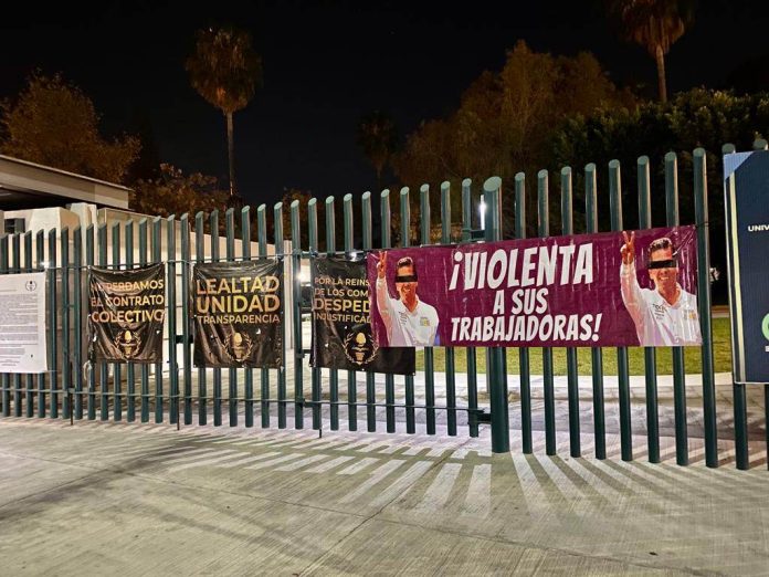 Feministas exhiben a García Conejo; lo acusan de violentar a sus trabajadoras