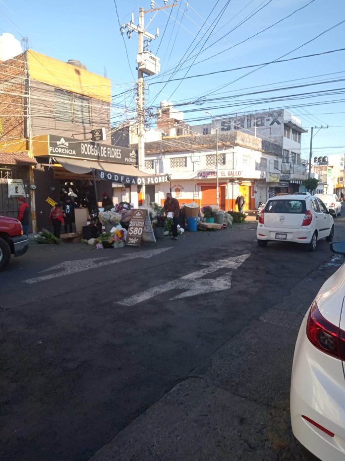 Florería obstruye paso peatonal en Morelia