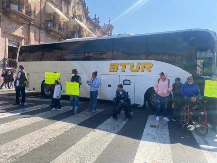 Para construir sus casas; maestros dejan sin clases a niños con discapacidad