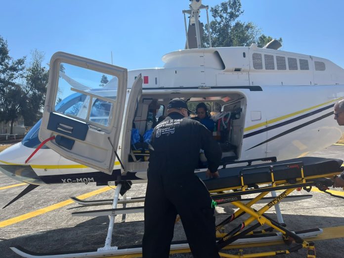 Con ambulancia aérea, SSP traslada a mujer con complicaciones de embarazo