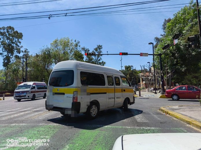 Chóferes de transporte público realizan mala práctica de semáforos