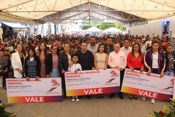 Entrega Bladimir González 400 becas con programa Unidos por la Educación en Tarímbaro