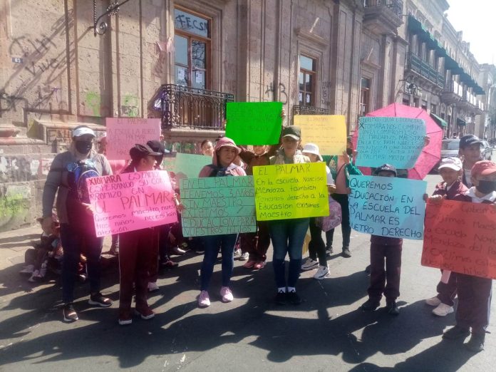 Padres de familia salen a exigir el derecho a la educación para los niños de las comunidades de Charo