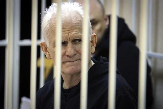 Condenan a ganador del premio Nobel de la Paz a 10 años de prisión