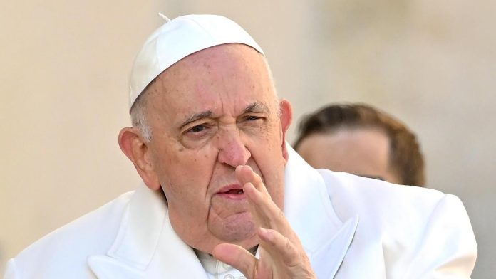 Mejora la salud del Papa Francisco tras una noche en el hospital