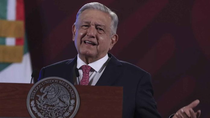 AMLO señala que en manifestaciones hay infiltrados que quieren ‘quemar Palacio Nacional’