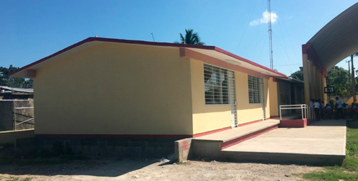 Le niegan tomar clases a alumna por llevar pantalón y no falda