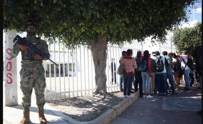 Familias protestan por 9 policías detenidos por caso Ayotzinapa 