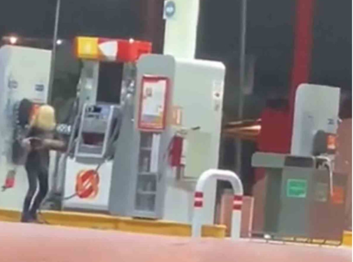 Captan a mujer golpeando surtidor de combustible en Nuevo León