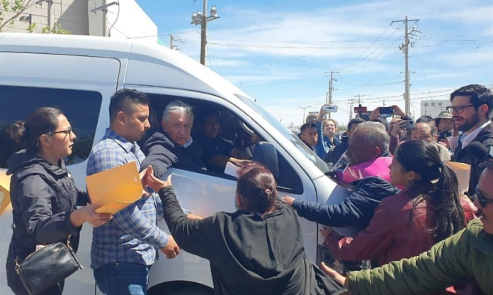 Migrantes reciben con reclamos de justicia a López Obrador en Cuidada Juárez