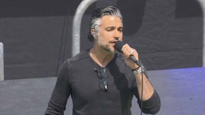 Critican a Jaime Camil por cantar himno nacional de EU y equivocarse