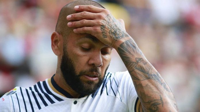 Dani Alves firma camisetas dentro de prisión a cambio de cigarros