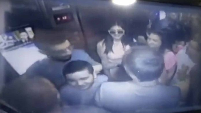 Elevador se desploma con 11 personas dentro; hay tres heridos