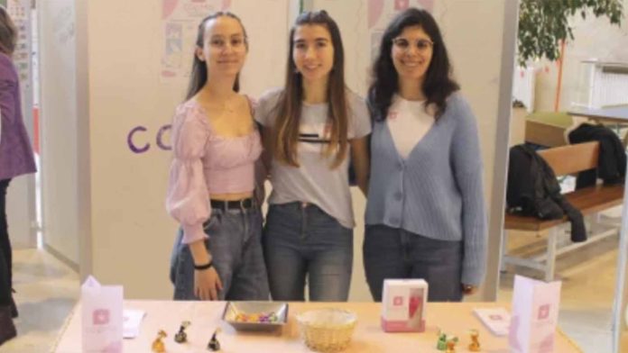 Estudiantes españolas crean copa menstrual que cambia de color al detectar ETS