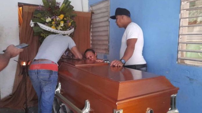 Hombre revive durante su funeral para beber agua