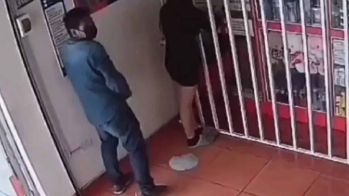 Hombre se masturba y eyacula sobre una joven en una tienda