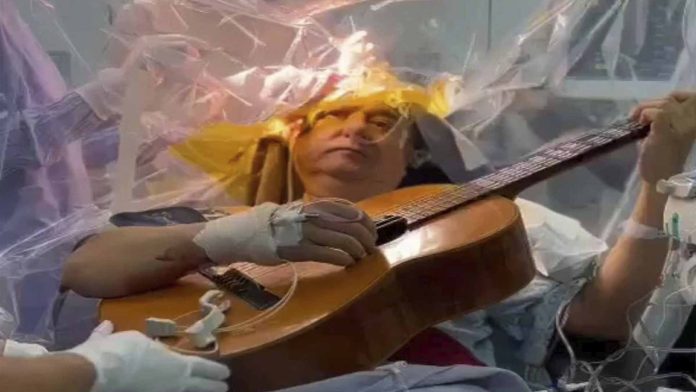 Hombre toca la guitarra en plena cirugía cerebral