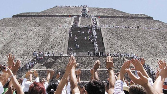 INAH prohíbe que visitante suban a las pirámides Teotihuacán para recibir la primavera