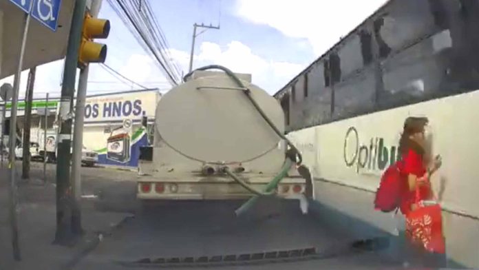 Mujer casi es atropellada por un camión