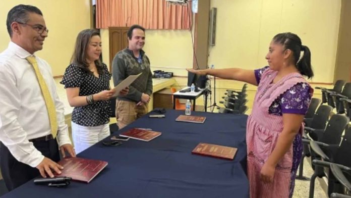 Mujer mexicana se titula con tesis en lengua náhuatl