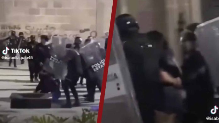 Policías golpean a manifestantes feministas en Monterrey